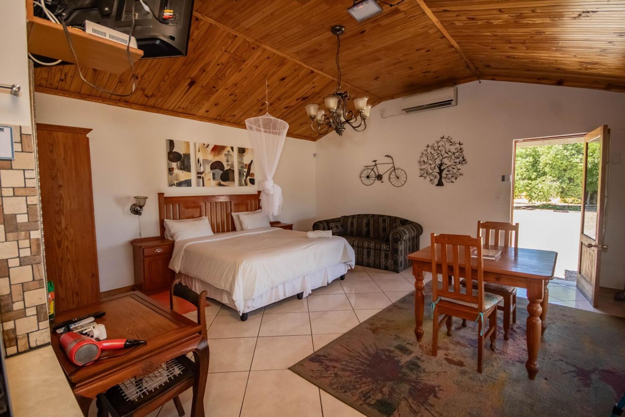 Tarantula Guest House Calvinia Екстер'єр фото